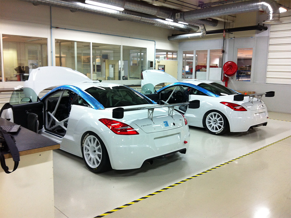 Disse to funklendes nye Peugeot RCZ-modeller er ved at blive klargjort til rally af Peugeot Sport Dealer Team DK